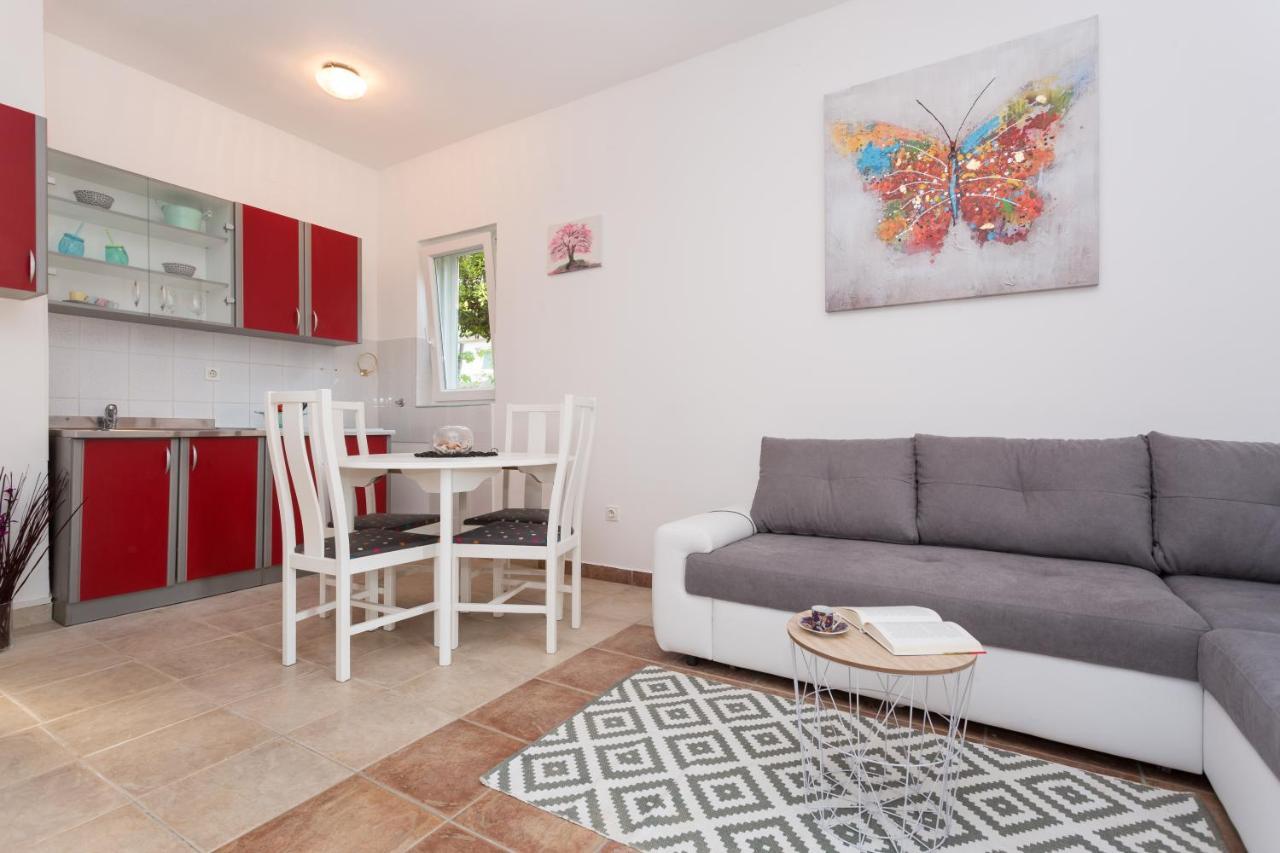 Lara - Apartment Near The Beach Vrbnik Exterior photo